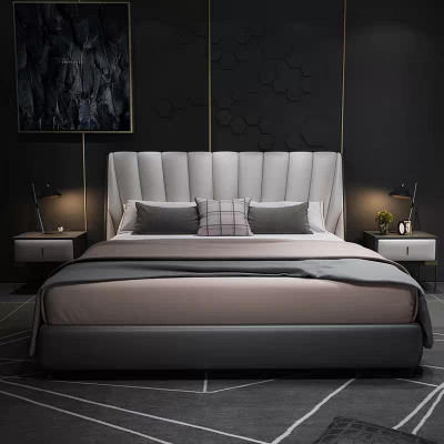 Lits doubles de luxe de 180x200 cm pour hôtel. Lit en cuir gris pour chambre de repos.
