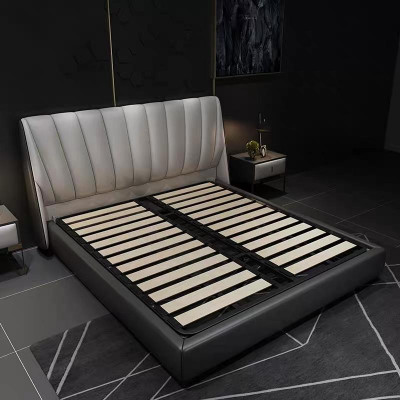 Lits doubles de luxe de 180x200 cm pour hôtel. Lit en cuir gris pour chambre de repos.