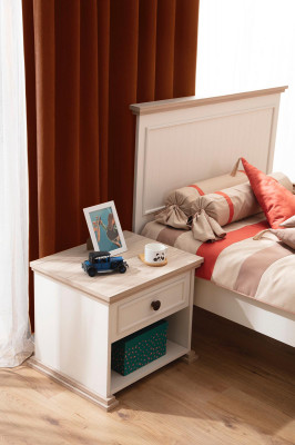 Meuble de chevet de design moderne pour enfant en bois beige.