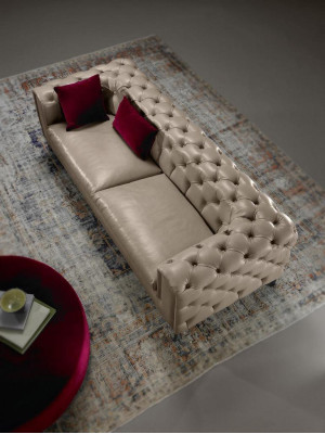 Luxueux ensemble de canapés 3+3 places en beige de style chesterfield.