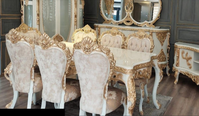 Chaise classique r avec des sculptures dorées ouvragées