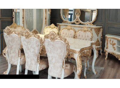 Chaise classique r avec des sculptures dorées ouvragées