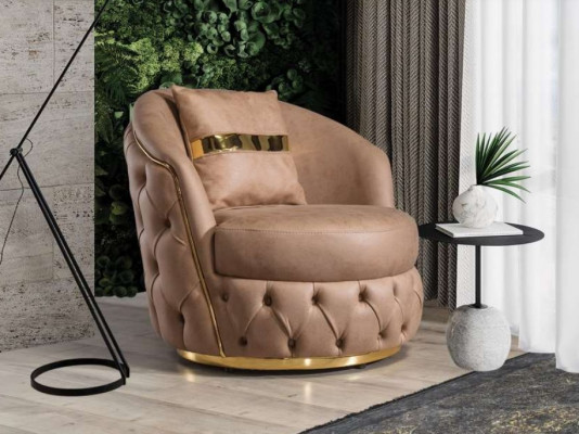 Un fauteuil luxueux et moderne de Chesterfield dans un ton beige clair.