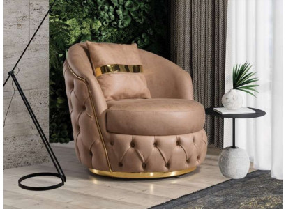 Un fauteuil luxueux et moderne de Chesterfield dans un ton beige clair.