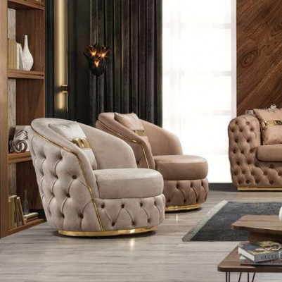 Un fauteuil luxueux et moderne de Chesterfield dans un ton beige clair.