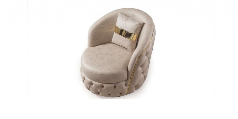 Un fauteuil luxueux et moderne de Chesterfield dans un ton beige clair.