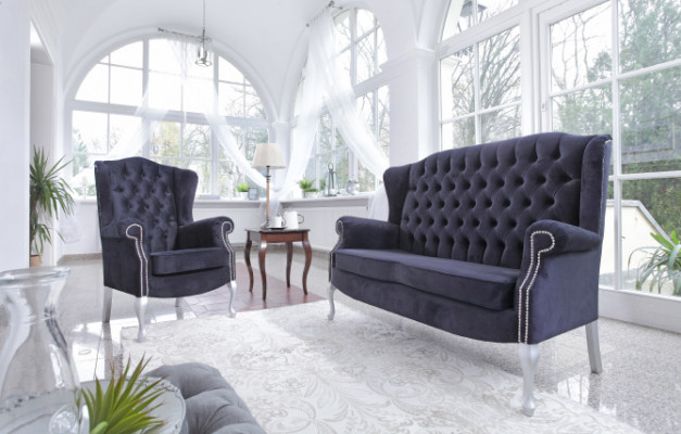 Canapé Chesterfield classique 3+1 places en velours.