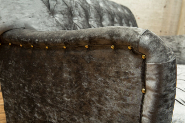 Canapé Chesterfield résistant et de haute qualité, coussin d'assise trois places.