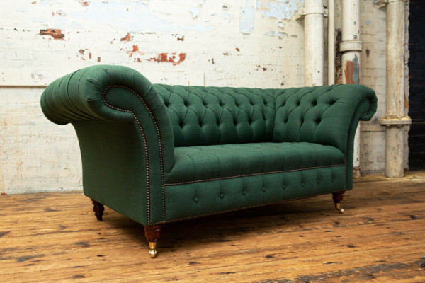 Canapé Chesterfield classique en tissu et cuir vert.