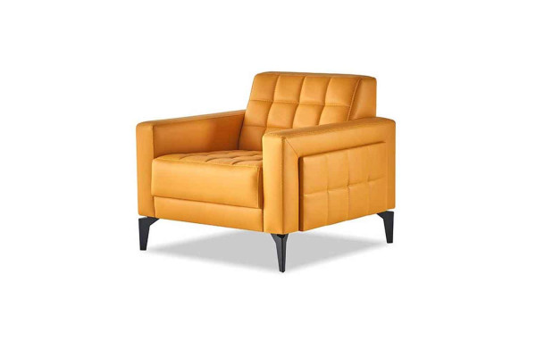 Fauteuil Chesterfield moderne en cuir souple avec accoudoirs en bois et acier inoxydable.