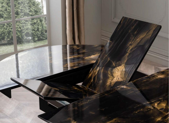 La table ronde de salle à manger au design sombre est composée de bois. Nouveau modèle pour la salle à manger.
