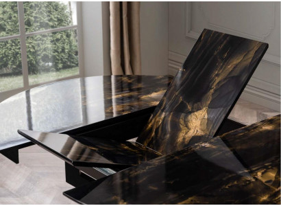 La table ronde de salle à manger au design sombre est composée de bois. Nouveau modèle pour la salle à manger.