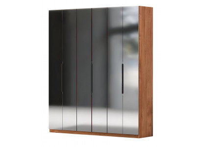 Stilvoller Schrank aus Holz – viel Platz für Kleidung und Accessoires.