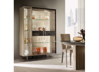 Schöne Vitrine aus Holz – Ideal für Ihr Wohnzimmer oder Esszimmer.