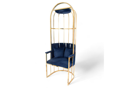 Extravagantes Sessel mit hoher Rückenlehne und elegantem goldenen Rahmen