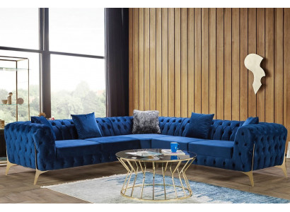 Ecksofa in sattem Blau mit filigranen Metallbeinen und Chesterfield-Steppung