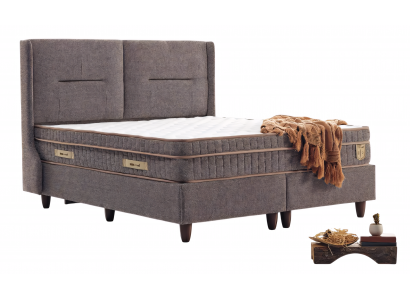 Ein exquisites Bett mit raffinierten Nähten und eleganten Details