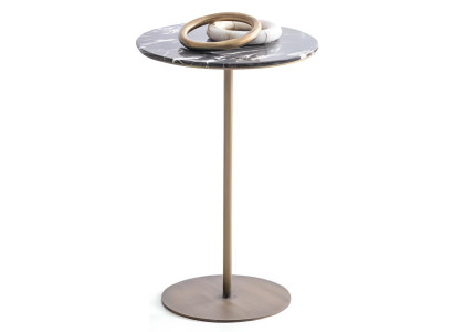 Eleganter Beistelltisch mit Marmorplatte und goldfarbenem Gestell