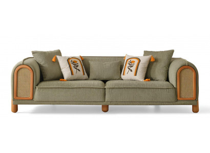Grünes Sofa mit Rattan-Details und dekorativen Kissen Hochwertig Möbel