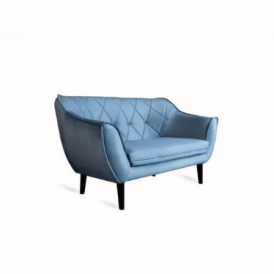Confortable, canapé deux places doux avec un rembourrage luxueux dans une couleur bleue délicate