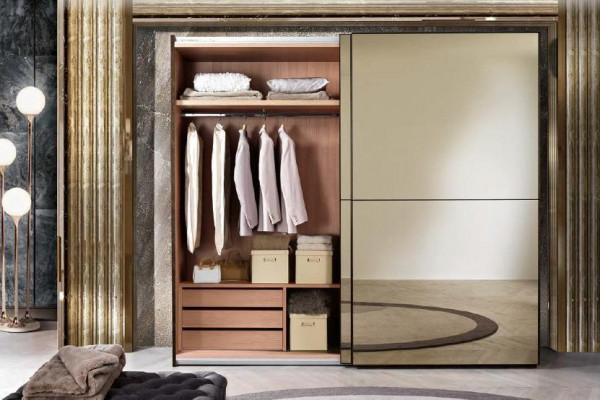 Armoire à glace élégante avec portes coulissantes dans un style moderne