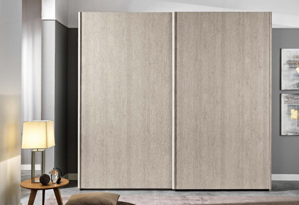 Garde-robe moderne avec des portes coulissantes pour la chambre à coucher en bois naturel.