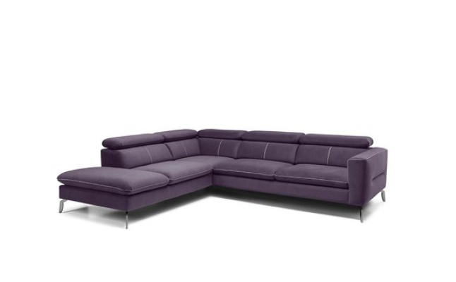 Un canapé d'angle fonctionnel et élégant dans un style moderne pour votre maison en tissu d'ameublement de luxe violet.