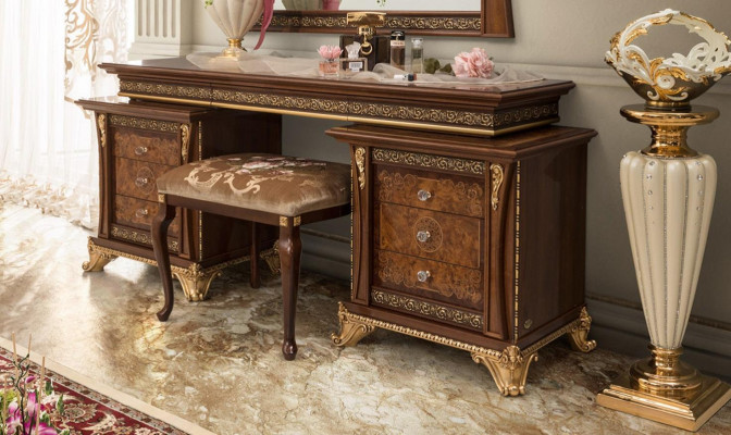 Coiffeuse à la baroque de style antique, tables consoles, tableaux de coiffeuse