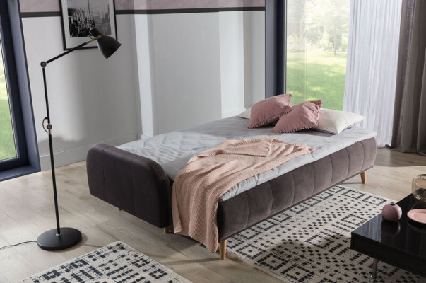 Le luxueux grand canapé-lit est fabriqué en matériau de haute qualité.
