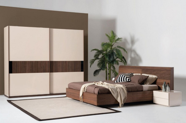 Lit moderne élégant avec deux tables de chevet en bois naturel