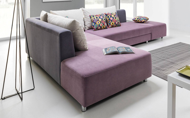 Un grand canapé d'angle luxueux est fabriqué à partir de matériaux de haute qualité provenant de fabricants de meubles européens.