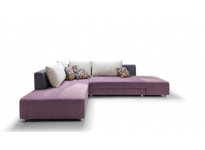 Un grand canapé d'angle luxueux est fabriqué à partir de matériaux de haute qualité provenant de fabricants de meubles européens.