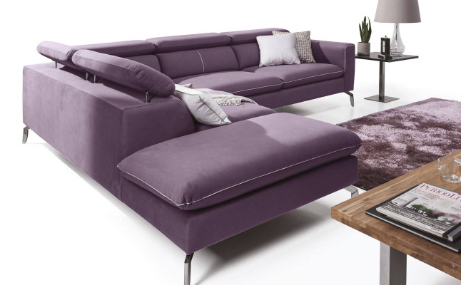 Un canapé d'angle fonctionnel et élégant dans un style moderne pour votre maison en tissu d'ameublement de luxe violet.