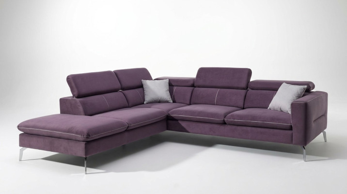 Un canapé d'angle fonctionnel et élégant dans un style moderne pour votre maison en tissu d'ameublement de luxe violet.