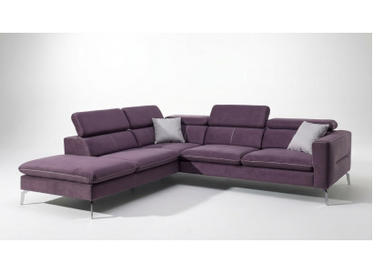 Un canapé d'angle fonctionnel et élégant dans un style moderne pour votre maison en tissu d'ameublement de luxe violet.