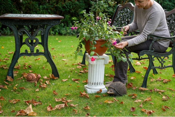 Pilier de fleurs pour décorer le jardin sur la terrasse, colonne statue.