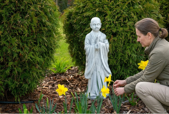 Sculpture de Bouddha en effet pierre. Grande sculpture décorative en figure de jardin.