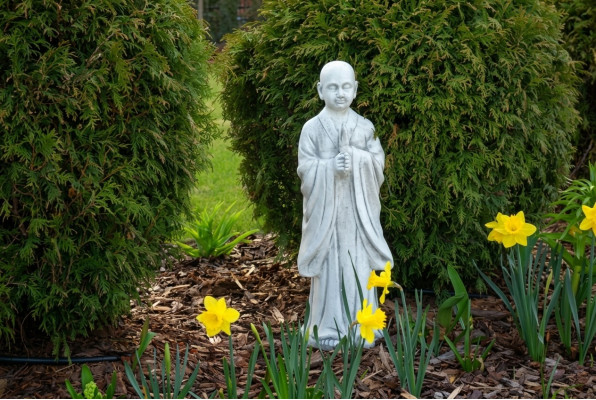 Sculpture de Bouddha en effet pierre. Grande sculpture décorative en figure de jardin.