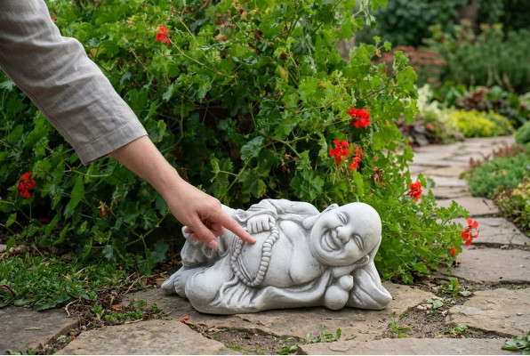 Figure Bouddha sculpture en pierre effet. Grande sculpture pour la décoration de jardin