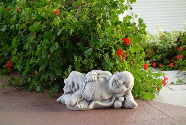 Figure Bouddha sculpture en pierre effet. Grande sculpture pour la décoration de jardin