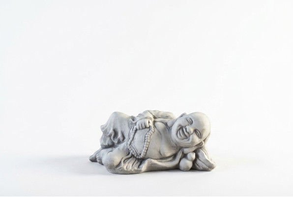 Figure Bouddha sculpture en pierre effet. Grande sculpture pour la décoration de jardin