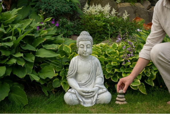 Sculpture de Bouddha en effet pierre. Grande sculpture pour jardin décoratif.