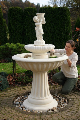 Fontaine de jardin avec fontaine en pierre, nouvelle fontaine de jardin.