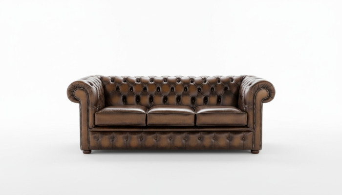 Canapé Chesterfield 3 places rembourré style antique en cuir et tissu.