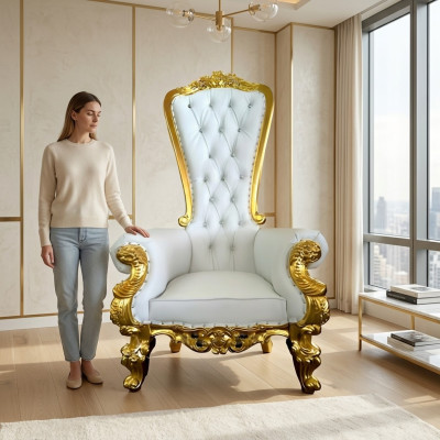 Un beau fauteuil blanc orné dans le style baroque et Chesterfield avec des éléments du style Chesterfield.