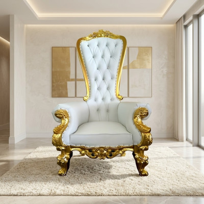 Un beau fauteuil blanc orné dans le style baroque et Chesterfield avec des éléments du style Chesterfield.