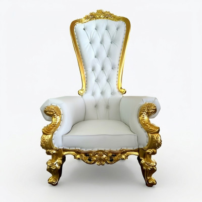 Un beau fauteuil blanc orné dans le style baroque et Chesterfield avec des éléments du style Chesterfield.