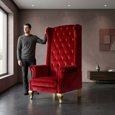La chaise Voltaire est un exemple éblouissant du style classique anglais dans une riche tonalité rouge.
