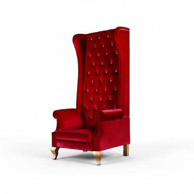 La chaise Voltaire est un exemple éblouissant du style classique anglais dans une riche tonalité rouge.