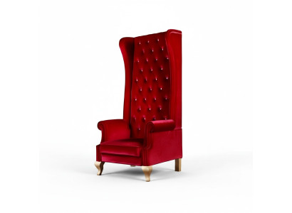 La chaise Voltaire est un exemple éblouissant du style classique anglais dans une riche tonalité rouge.
